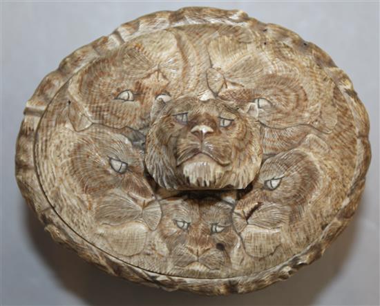 A Japanese ivory tusk box and cover, Meiji period, 10 x 9cm